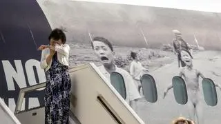 "Napalm Girl" przyleciała do Warszawy, by wesprzeć ukraińskich uchodźców