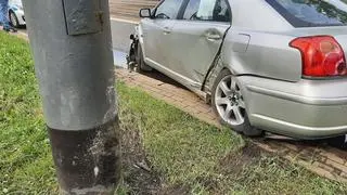 Auto wpadło na słup trakcji tramwajowej