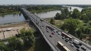 Zderzenie aut na moście Łazienkowskim (wideo bez dźwięku)