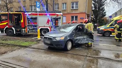Zderzenie samochodu z tramwajem. "Kierowca był zakleszczony"