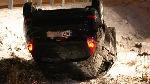 Wjechał na budowę S2. Dachowanie w rowie