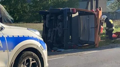 Bus wypadł z drogi, dwie osoby utknęły w środku