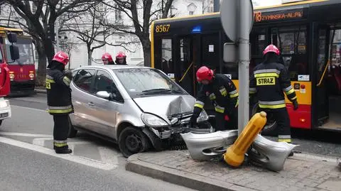 Kierowca osobówki w szpitalu po zderzeniu z autobusem