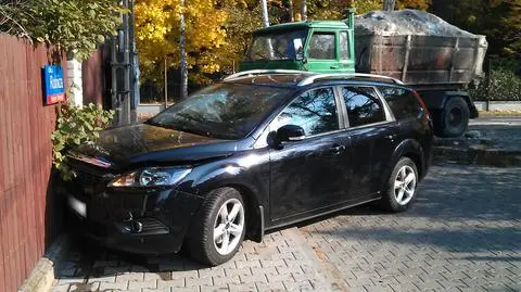 Chciał wyprzedzić, wylądował na płocie