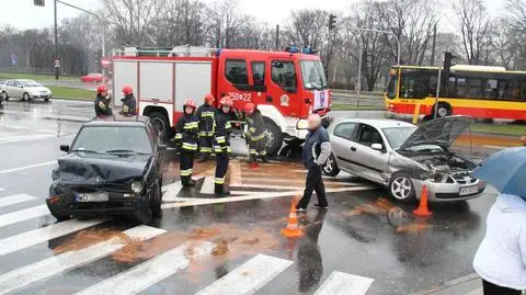 Kolizja w deszczu: golf zderzył się z nissanem