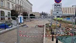 Ogrodzony pomnik Lecha Kaczyńskiego w Warszawie