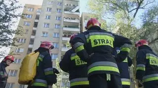 Oberwana balustrada balkonu zwisa na skrawku metalu