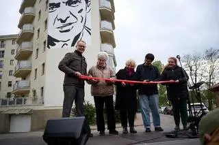 Odsłonięcie muralu prof. Karola Modzelewskiego na Bielanach 