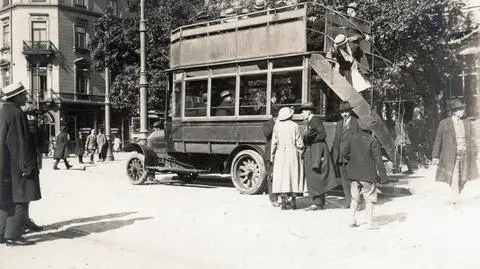 Miały zastąpić zdezelowane tramwaje. Pierwszy jeździł w asyście wojska