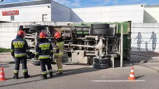 Samochód dostawczy wywrócił się na Piastów Śląskich