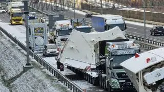 Transport tarczy TBM ma postój w pobliżu węzła Janki na S8