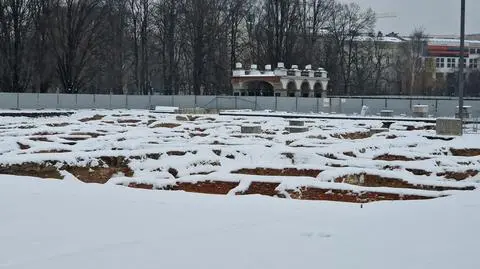 Relikty Pałacu Saskiego pokryte śniegiem