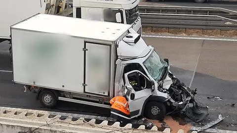 Auto dostawcze wjechało w tył ciężarówki, kierowca zakleszczony w kabinie