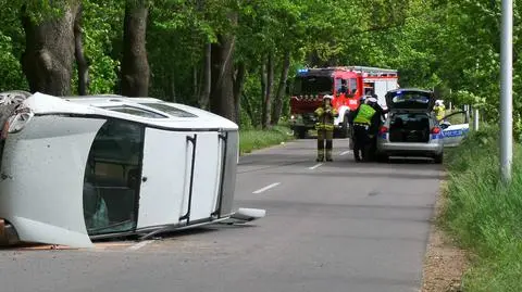 Potrącił rowerzystkę, uderzył w drzewo, wylądował na boku. Na alkomacie prawie dwa promile