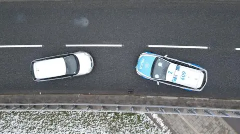 Kolizja na Trasie Siekierkowskiej. Auto zderzyło się z barierami