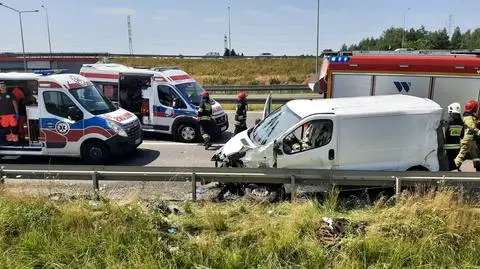 Zderzenie busa i ciężarówki na obwodnicy Janek. "Osoba nieprzytomna" zabrana do szpitala 