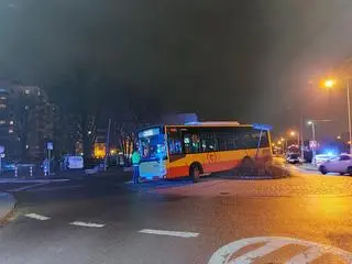 Wypadek z udziałem autobusu linii 211