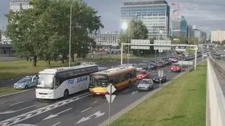 Zakleszczył się między autobusami