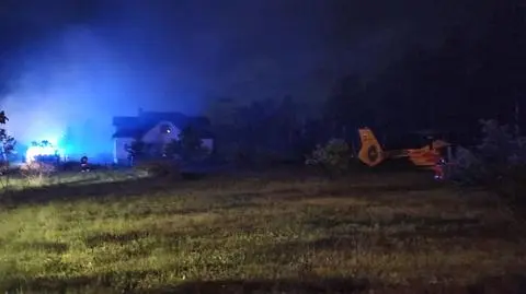 Pożar drewnianego budynku, dwie osoby ranne. "Prawdopodobnie wybuchł gaz"