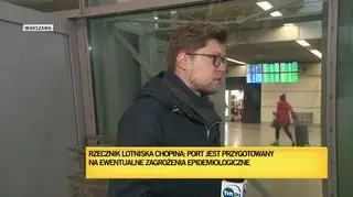 Pasażerowie powracający z Chin wypełniają formularze