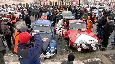 Zabytkowe rajdówki wyruszyły z placu Teatralnego