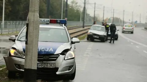 Radiowóz na latarni po zderzeniu z oplem