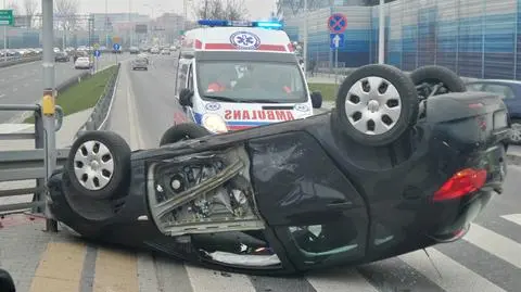 Opel dachował na węźle Łopuszańska. Ranne dziecko