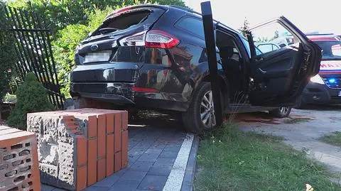 Czołowe zderzenie w Wesołej. "Dwoje dzieci przewiezionych do szpitala"