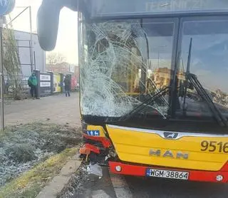 Kolizja z udziałem autobusu miejskiego w Raszynie 