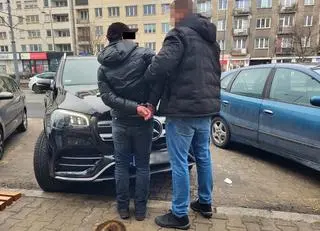 Policjant z zatrzymanym mężczyzną 