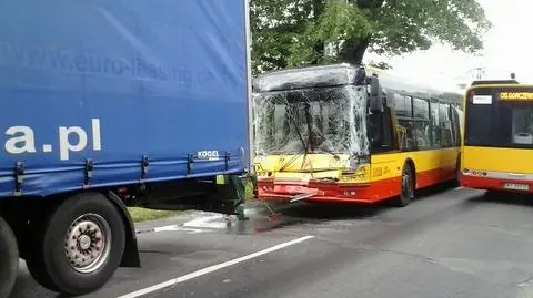 Autobus wjechał w tira