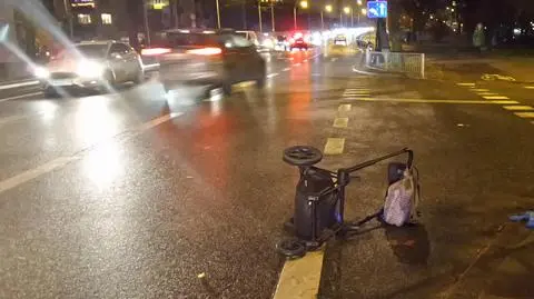 Kobieta z dzieckiem w wózku potrąceni na pasach