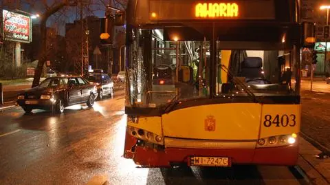 Zderzenie autobusu z audi. Mężczyzna trafił do szpitala