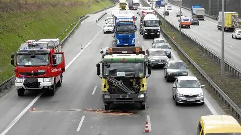 Dwa zderzenia z udziałem tirów na obwodnicy Janek. Karetka zabrała do szpitala ciężarną 