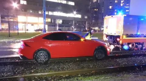 Wjechał na torowisko, zawisł na torach, zablokował tramwaje. Policja: był pod wpływem alkoholu