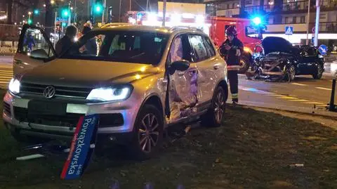 Zderzenie na Żoliborzu. Rozbite dwa auta, powalony znak
