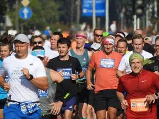 Uczestnicy na trasie 44. Maratonu Warszawskiego