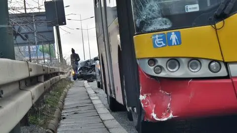 Ford na barierkach po zderzeniu z autobusem