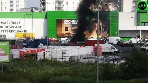 Kłęby czarnego dymu nad Ursusem. "Zapaliły się samochody"
