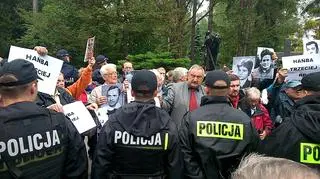 Policja odgradza miejsce pożegnania od protestujących