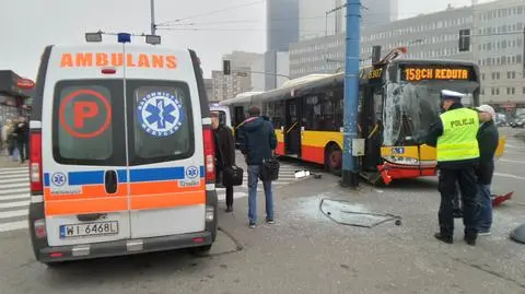Ranni w wypadku na pl. Zawiszy. BMW zderzyło się ze 158