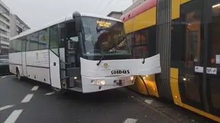 Zderzenie autobusu z tramwajem