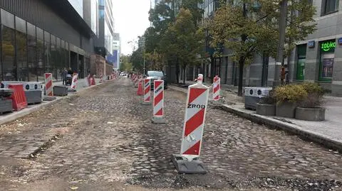 Podczas przebudowy ulicy odkryli historyczny bruk. "Prace wstrzymane, inwestor czeka na opinię konserwatora"