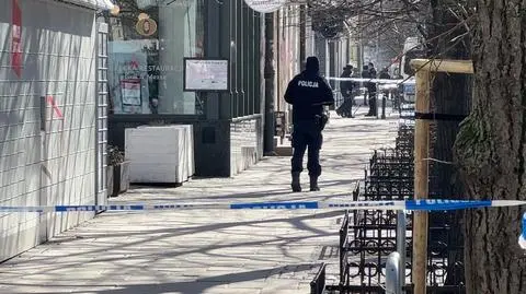 Zaatakował młodą kobietę na ulicy i zostawił nieprzytomną na schodach. Miał kominiarkę i nóż