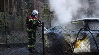 Pożar auta elektrycznego w miejscowości Poddębie