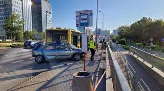 Zderzenie auta osobowego i autobusu przy Dworcu Zachodnim