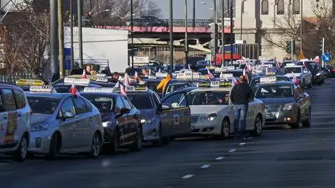 Taksówkarze chcą wsparcia. Protest na ulicach Warszawy