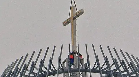 Krzyż na szczycie, do końca budowy świątyni daleko