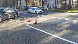 Wytyczanie nowych miejsc parkingowych na Batorego