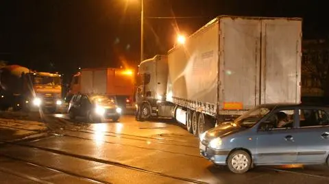 Tir zepsuł się na torowisku. Zablokował ruch tramajów